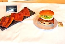 【写真】特大のかば焼きがサンド！　実物でサイズ感をチェックしたら…ほぼウナギだった！