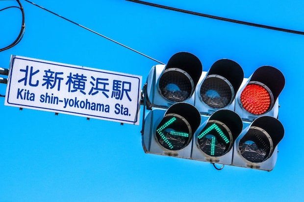 矢印信号なのに「進まない車」は交通違反か…後続車が追突したら過失割合はどうなる？【弁護士に聞く】