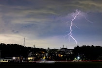 外出時に“突然の雷雨”が…どこへ逃げるのが正解？　警視庁が明かす「危険な場所」と「安全な避難先」