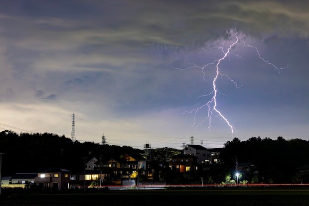 外出時に“突然の雷雨”が…どこへ逃げるのが正解? 警視庁が明かす「危険な場所」と「安全な避難先」