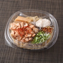 【ファミマ】「SUSURU TV．」コラボ新商品「濃厚とんこつ豚無双 冷製濃厚無双ラーメン」発売　「来来亭」監修の冷し中華も