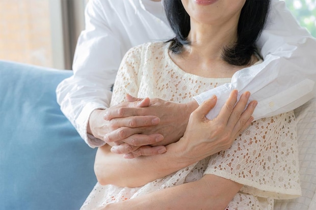 40～70代の男女に調査→《交際前のスキンシップ》どこまで？　男女で“すれ違い”「彼は毎回でも触れ合いたいタイプだけど…」