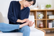 足の皮むけに「ゴシゴシ洗い」は逆効果！？　「水虫」治療を長引かせる“3大NGセルフケア”とは【医師が警鐘】