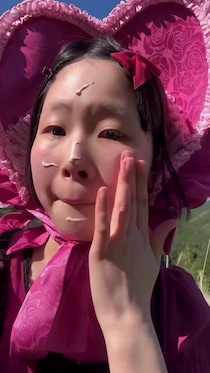 私有地の山の中を歩きながら“すっぴん→フルメイク”に挑戦！？　完成した姿に3.6万人「すごい！」「肌がきれいすぎる」