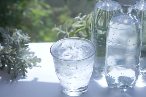「炭酸水」の飲み過ぎで“胃潰瘍”に！？　医師に聞く本当のリスク＆注意すべき人の特徴