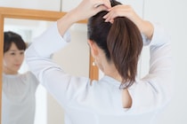 ただ結ぶと「疲れて見える」ポニーテール…小顔＆こなれ感を出す後れ毛の出し方とは【美容師に聞く】
