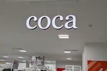 夏の定番《coca》涼しい“柄パンツ”に反響　SNS「サラサラして気持ちいい」「3本目です」