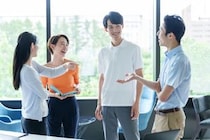 【賛否】「ちょっと引いた」「さすがにマナー違反だろ」　いくら自由といっても…今年の夏も目撃情報多数《やりすぎクールビズ》の境界線
