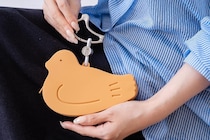 豊島屋、シリコンポーチ「はとっこ」発売　“鳩サブレー”がぴったり収まるサイズ