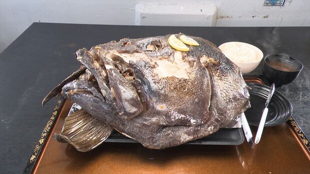 魚の“頭”丸ごと定食1480円、お魚定食（サバ）500円　今夜「オモウマい店」夏休みSP