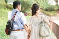 【画像】「ダサい」「違和感ない」…賛否両論！　これが、“ボディバッグのおじさん”です！