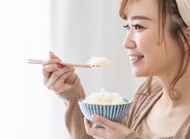 「気持ち悪い」「本当に無理」と辛らつな声…食事マナーに反する「迎え舌」　歯科医師に聞いた原因10個＆治療法