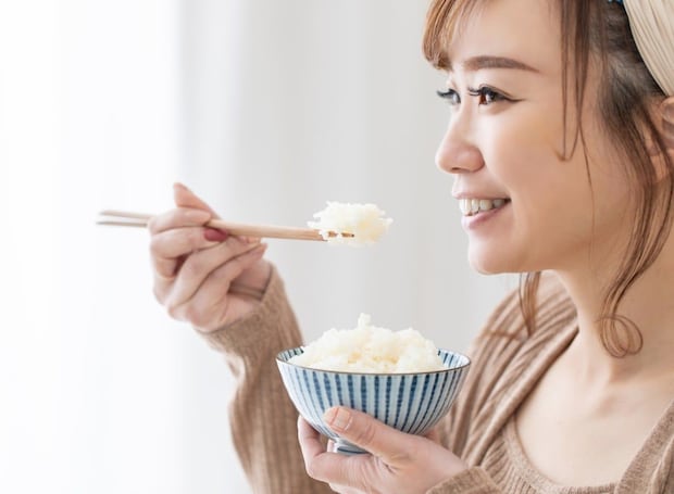 「気持ち悪い」「本当に無理」と辛らつな声…食事マナーに反する「迎え舌」 歯科医師に聞いた原因10個&治療法