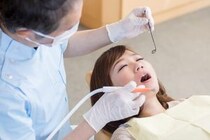 歯石除去が「痛い人」と「痛くない人」の違いは何？　痛みの「3つの要素」を歯科医師に聞いた