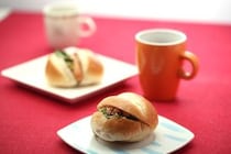 テーマパークの「1350円のハンバーガー」がショボすぎて…写真の真偽めぐり大論争、デマなら法的問題は？