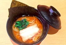 【写真】監修元「らーめん 武双家」の看板メニューと比較！　「混ぜて冷やす とり天おろしうどん」も