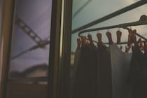 【えっ】「洗濯物の夜間干し」は絶対NG！？　クリーニング業者が警告する“恐怖のデメリット”とは
