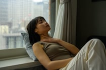 夏の旅行と重なる…「生理」どう乗り切る？　月経移動の方法＆鎮痛薬の適切な使い方とは【医師に聞く】