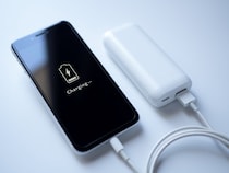 飛行機で「モバイルバッテリー」使用禁止　知らずに充電し“発火”したら巨額の賠償責任？【弁護士解説】
