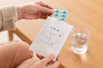 旅先で「常用薬」を切らした…薬局で何を伝える？　“あると助かる情報”とお薬手帳の活用法とは【薬剤師に聞く】
