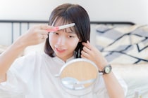 前髪のセット、スタイリング剤を「表面」に塗ると失敗？　実は“内側の根元”が正解…崩れない整え方とは