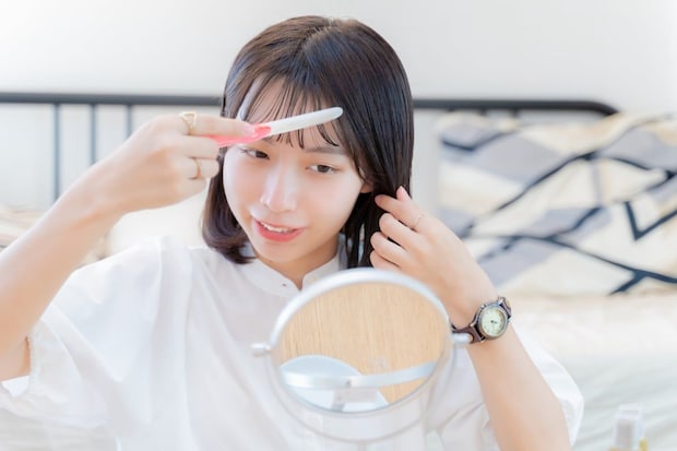 前髪のセット、スタイリング剤を「表面」に塗ると失敗？　実は“内側の根元”が正解…崩れない整え方とは