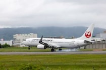 【疑問】飛行機で“酔いやすい人”はどこに座るべき？　JALのアドバイスに「なるほどね」