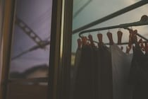 【えっ】「洗濯物の夜間干し」は絶対NG！？　クリーニング業者が警告する“恐怖のデメリット”とは