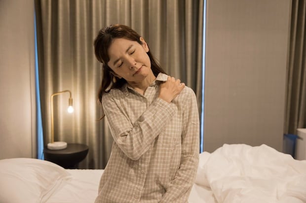 旅先のホテルで「眠れない」のは脳の防衛本能？　高すぎる枕を調整する“裏技”とは