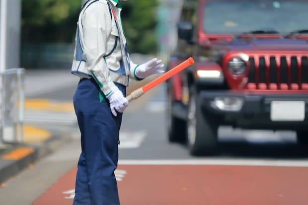 「警備員に従いUターン」で違反切符？　自宅前の工事で“逆走”強いられた理不尽すぎる体験