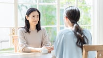 「結婚は？」「子どもは？」　親のおせっかい、もはやホラー？　「帰省ブルー」が“正常な生存本能”と言えるワケ