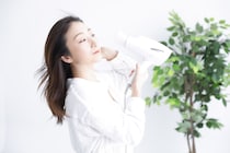 夏のドライヤー熱風がつらい…髪がすぐ乾く当て方＆タオルドライの“神テク”とは【美容師解説】