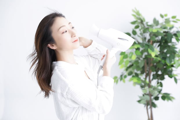 夏のドライヤー熱風がつらい…髪がすぐ乾く当て方＆タオルドライの“神テク”とは【美容師解説】