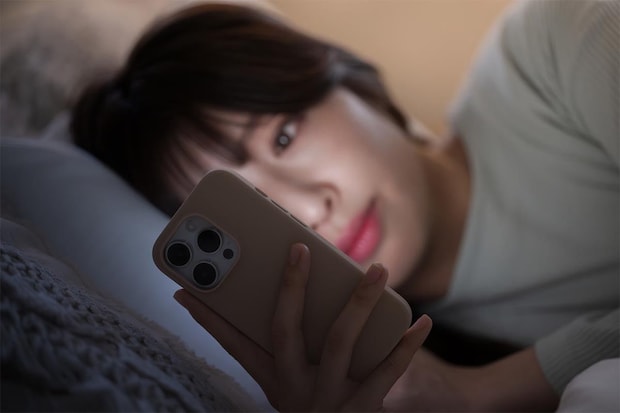 実は多い…「寝る寸前までスマホ」「かさぶたを剥がす」「お風呂に入らず寝る」“よくない”と分かって“やってしまう”人たち
