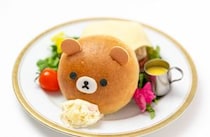 リアル！　リラックマがホットケーキに　チャイロイコグマがハンバーガーに！　食べるのがもったいない