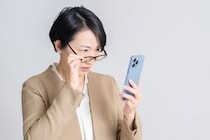 【老眼】「小さい文字が見づらくなる」だけじゃない！？　放置すると生活レベル低下…眼科医が説く“初期サイン”