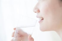 水2リットル、野菜から食べる…運動しないダイエットが「すごい」と話題に、医師に聞く