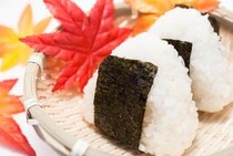 おにぎりは「ラップ」で包むべきか、「アルミホイル」で包むべきか