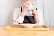 食器に入れちゃダメ？　飲食店で使用したティッシュ＆紙ナプキン、どうする？　専門家に聞く