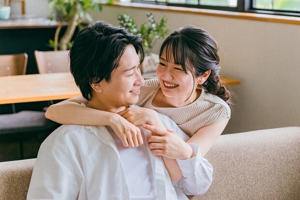 男性100人に聞く→《甘えん坊な彼女》の特徴は？　約7割が回答「スキンシップが多い」