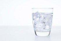 【画像】「えっ…！？」　これが「炭酸水」を飲んではいけない人の“特徴”です