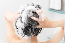 夏にやりがち「冷水シャワー」は逆効果？　頭皮の臭い＆ベタつき予防する“正しい洗い方”とは【美容師に聞く】