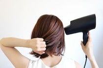 【真偽】ドライヤーの「温風と冷風」を交互にあてる→「髪がツヤツヤになる」説、本当なの？　美容師に聞いてみた