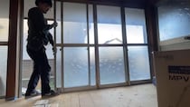 「古い家は窓が多すぎる」アルミサッシが壁に生まれ変わる！　ビフォーアフターに視聴者が感動「師匠と呼ばせて」「めちゃめちゃナイス」
