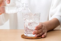 「炭酸水」で空腹が紛れる…「ダイエット」に効果的って本当？ 消化器専門医が明かす“意外な落とし穴”