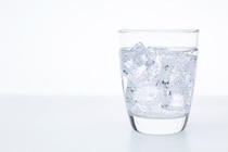 【疑問】「炭酸水で水分補給」はNG？　暑い日に飲む人が陥る“意外な盲点”とは