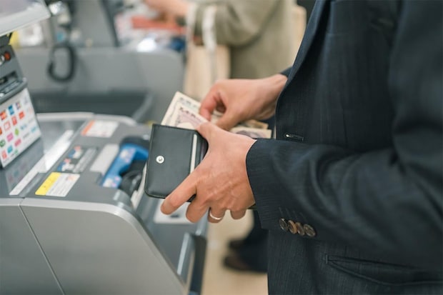 実は多い…《現金払い》にこだわる人たち SNS「正直イラっとする」「後ろの列のこと考えて」厳しい声も