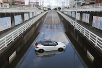 大雨で車が水没…自力脱出は困難！？　JAFが紹介する“万が一の必需品”に「ドアポケに入れておくのが一番」
