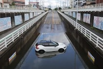【便利】「えっ…知らなかった」　これが水害に備えて車に備えておくべき“万が一の必需品”です