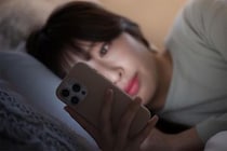 実は多い…「寝る寸前までスマホ」「かさぶたを剥がす」「お風呂に入らず寝る」“よくない”と分かって“やってしまう”人たち